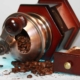 Kaffeemühle und Kaffeebohnen zur Krisenvorsorge