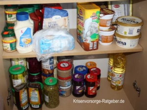 Beim Einkaufen für Krisenvorsorge Vorräte mischen