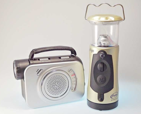 Kurbelradio und Handkurbellampe als Krisenausrüstung